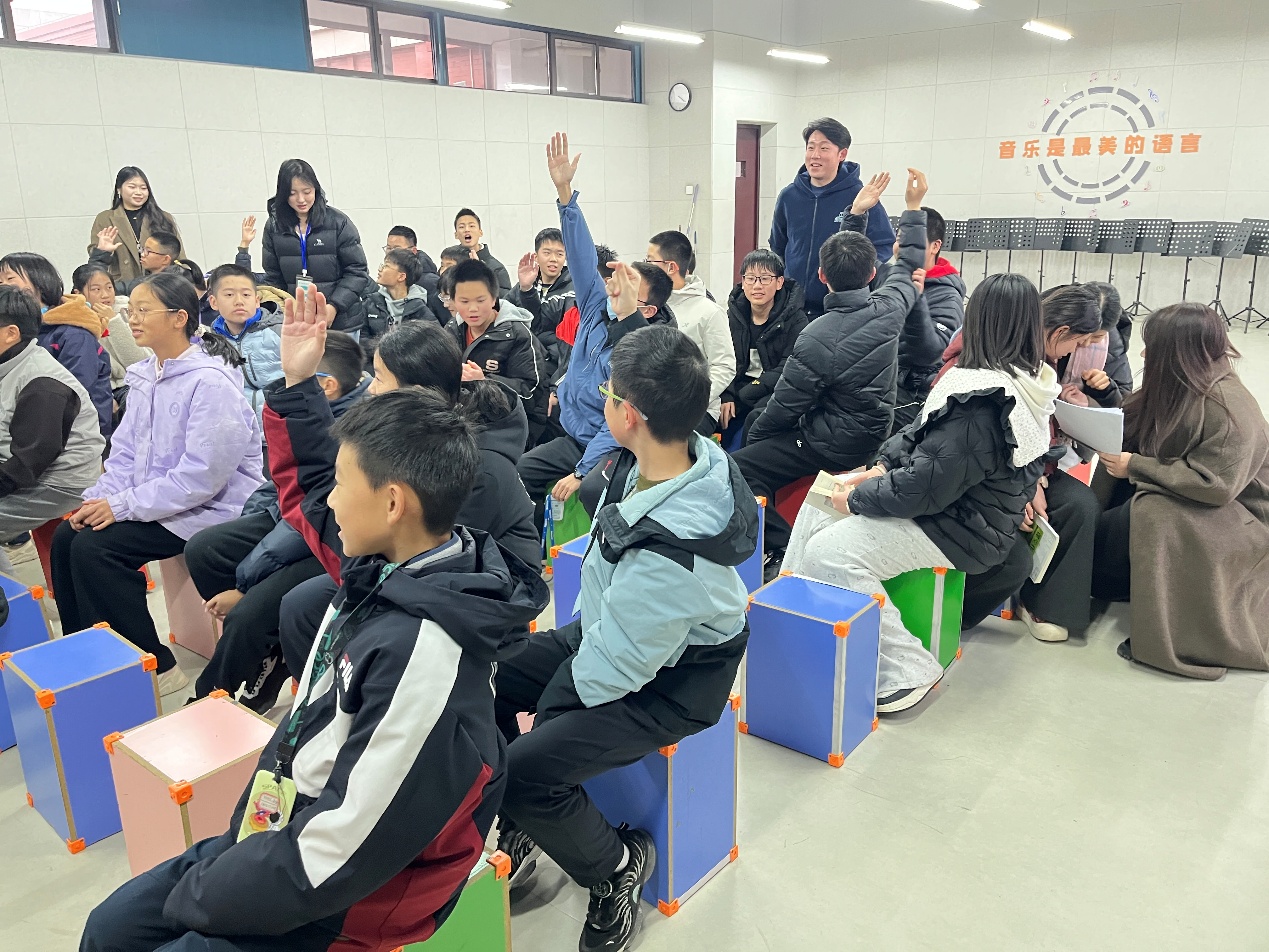 科技赋能成长 湖北二师22级实习生在光谷未来学校开展AI+电子乐器实践营教育活动策划与咨询